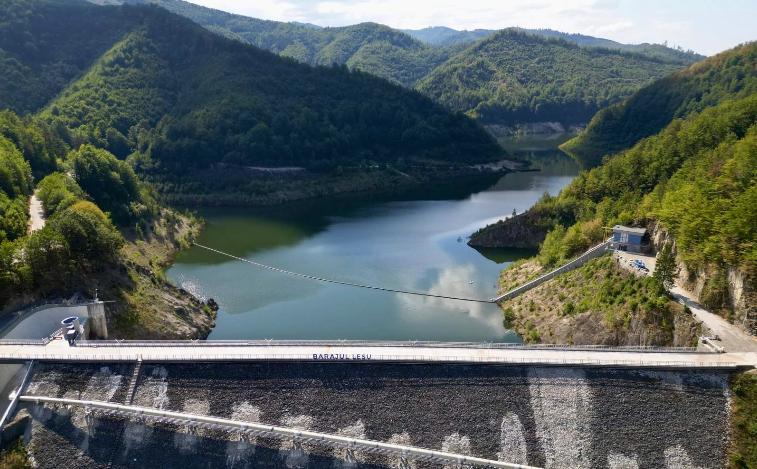 Imagini spectaculoase. Barajul Leșu, construit în anii ’70, a fost reabilitat. Are acum o scară pentru pești și insule plutitoare 1094130