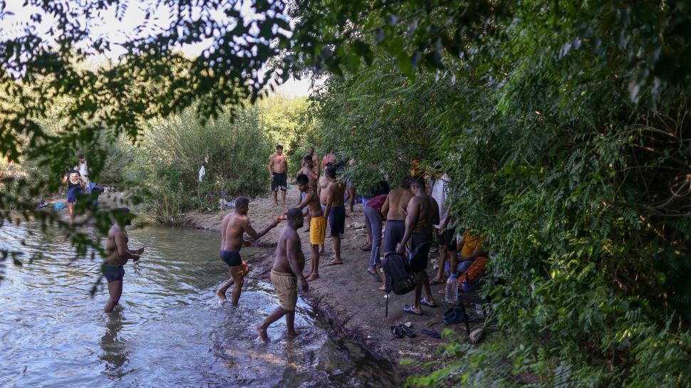 Muncitorii asiatici se răcoresc alături de români în râul Ciorogârla: „Se îmbăiază, mănâncă, după care își strâng tot și pleacă” 1094154