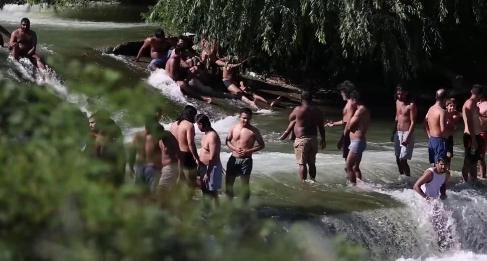 Muncitorii asiatici se răcoresc alături de români în râul Ciorogârla: „Se îmbăiază, mănâncă, după care își strâng tot și pleacă” 1094155