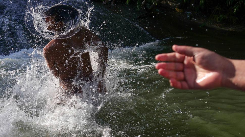 Muncitorii asiatici se răcoresc alături de români în râul Ciorogârla: „Se îmbăiază, mănâncă, după care își strâng tot și pleacă” 1094157