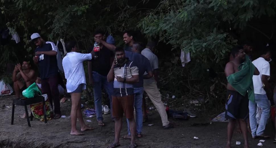 Muncitorii asiatici se răcoresc alături de români în râul Ciorogârla: „Se îmbăiază, mănâncă, după care își strâng tot și pleacă” 1094160