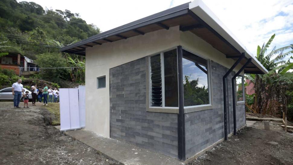 O mamă din Costa Rica a făcut economii timp de 9 ani pentru a cumpăra un teren, apoi și-a construit casa cu 7 tone de plastic reciclat 1094170