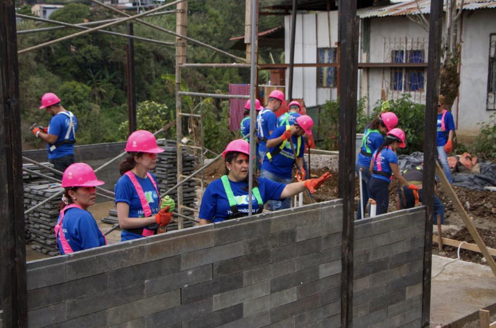 O mamă din Costa Rica a făcut economii timp de 9 ani pentru a cumpăra un teren, apoi și-a construit casa cu 7 tone de plastic reciclat 1094171