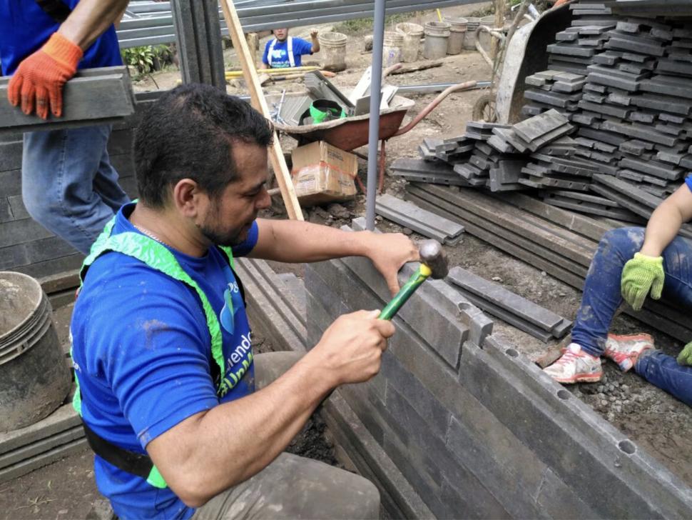 O mamă din Costa Rica a făcut economii timp de 9 ani pentru a cumpăra un teren, apoi și-a construit casa cu 7 tone de plastic reciclat 1094172