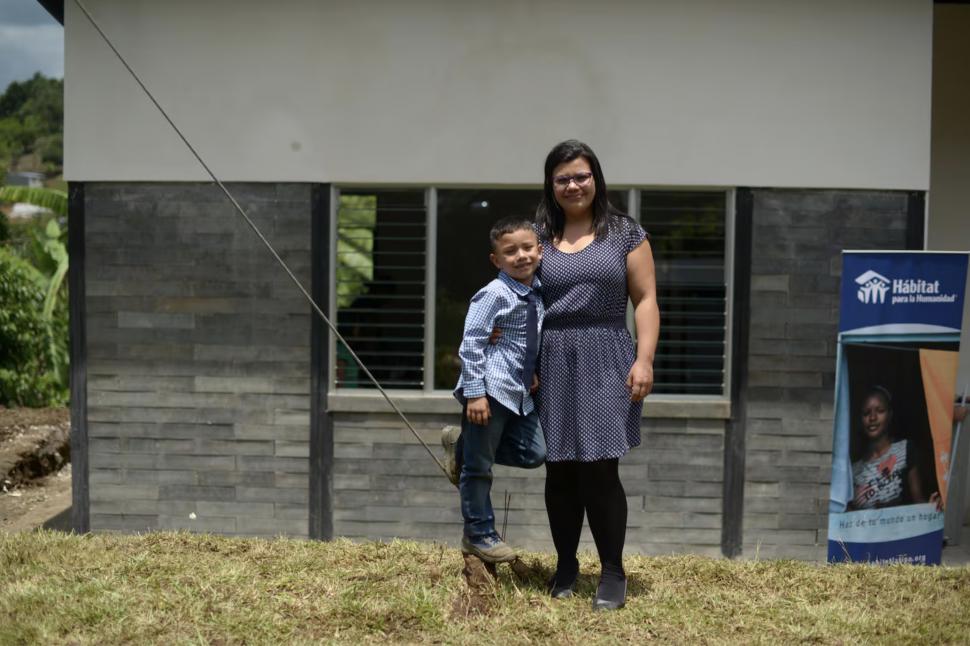 O mamă din Costa Rica a făcut economii timp de 9 ani pentru a cumpăra un teren, apoi și-a construit casa cu 7 tone de plastic reciclat 1094173
