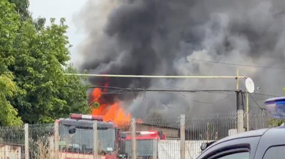 Incendiu lângă rafinăria Lukoil din Ploiești: Ard aproximativ 1.500 de metri pătrați, a fost emis RO-Alert 1094433