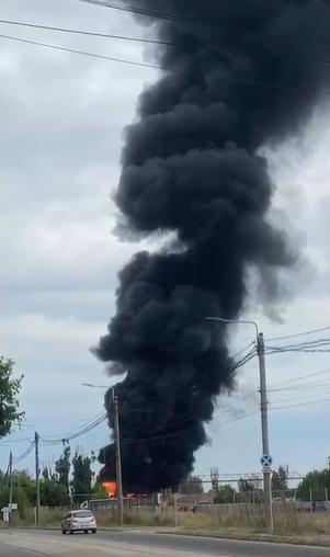 Incendiu lângă rafinăria Lukoil din Ploiești: Ard aproximativ 1.500 de metri pătrați, a fost emis RO-Alert 1094434