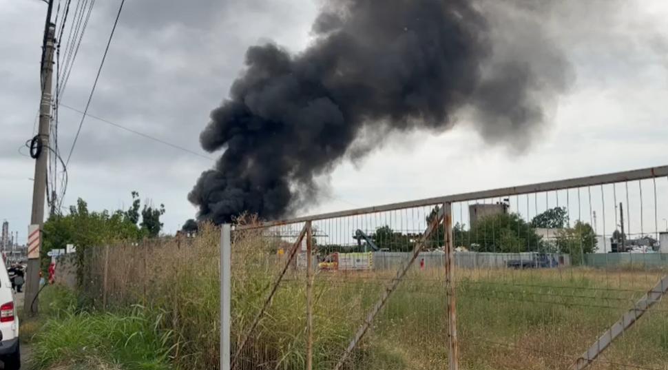 Incendiu lângă rafinăria Lukoil din Ploiești: Ard aproximativ 1.500 de metri pătrați, a fost emis RO-Alert 1094435