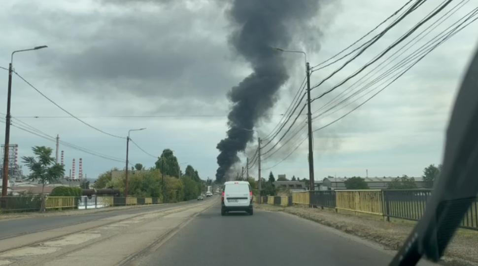 Incendiu lângă rafinăria Lukoil din Ploiești: Ard aproximativ 1.500 de metri pătrați, a fost emis RO-Alert 1094436