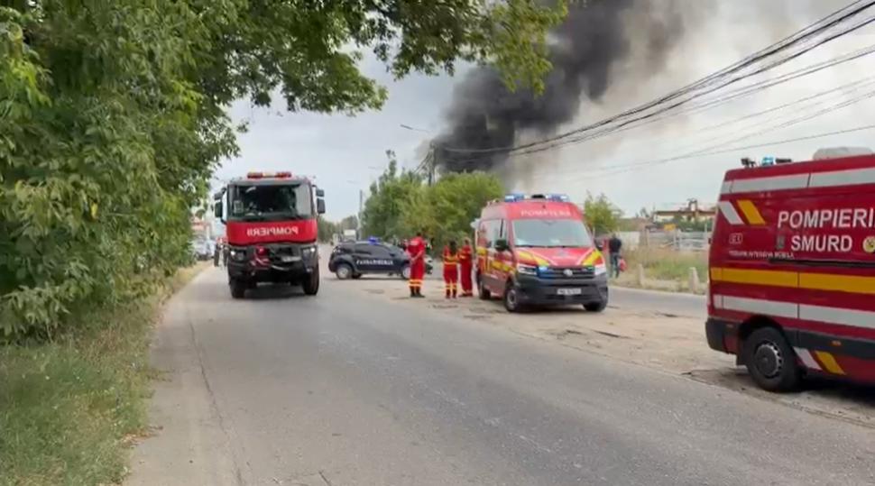 Incendiu lângă rafinăria Lukoil din Ploiești: Ard aproximativ 1.500 de metri pătrați, a fost emis RO-Alert 1094437