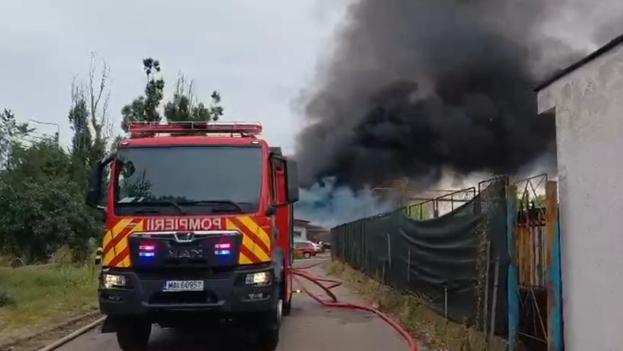 Incendiu lângă rafinăria Lukoil din Ploiești: Ard aproximativ 1.500 de metri pătrați, a fost emis RO-Alert 1094444