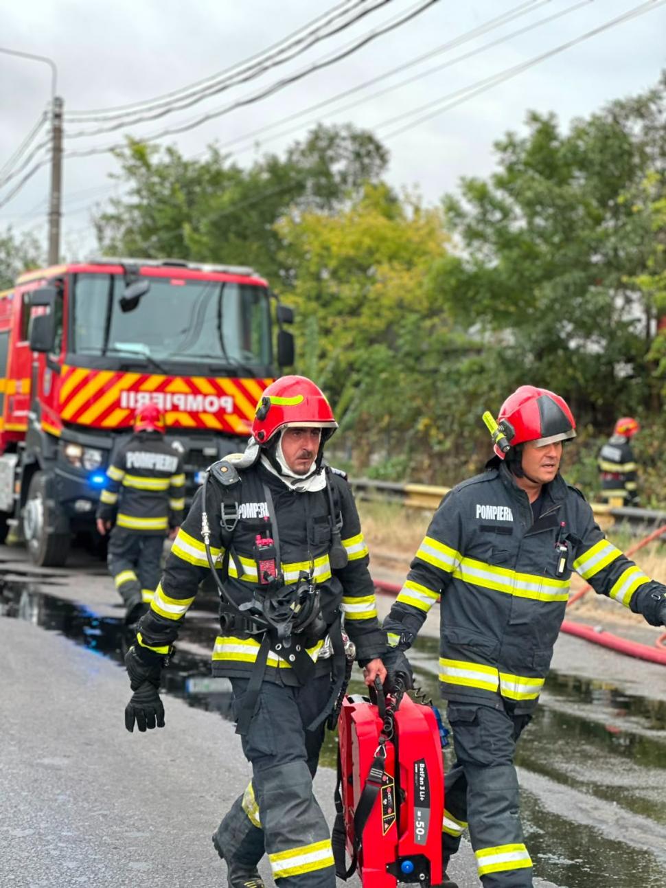 Incendiu lângă rafinăria Lukoil din Ploiești: Ard aproximativ 1.500 de metri pătrați, a fost emis RO-Alert 1094445