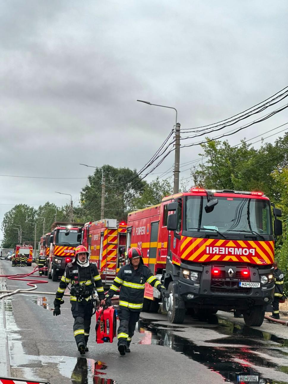 Incendiu lângă rafinăria Lukoil din Ploiești: Ard aproximativ 1.500 de metri pătrați, a fost emis RO-Alert 1094446
