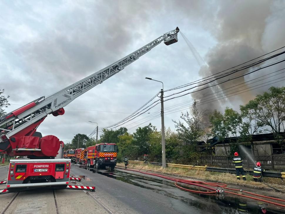 Incendiu lângă rafinăria Lukoil din Ploiești: Ard aproximativ 1.500 de metri pătrați, a fost emis RO-Alert 1094447