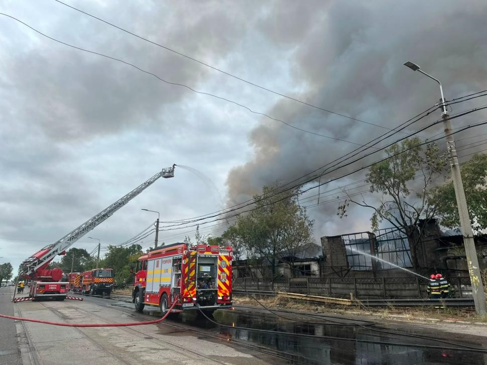 Incendiu lângă rafinăria Lukoil din Ploiești: Ard aproximativ 1.500 de metri pătrați, a fost emis RO-Alert 1094448