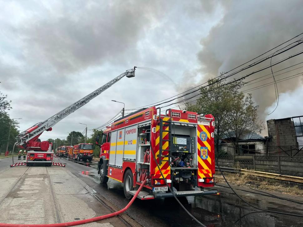 Incendiu lângă rafinăria Lukoil din Ploiești: Ard aproximativ 1.500 de metri pătrați, a fost emis RO-Alert 1094449