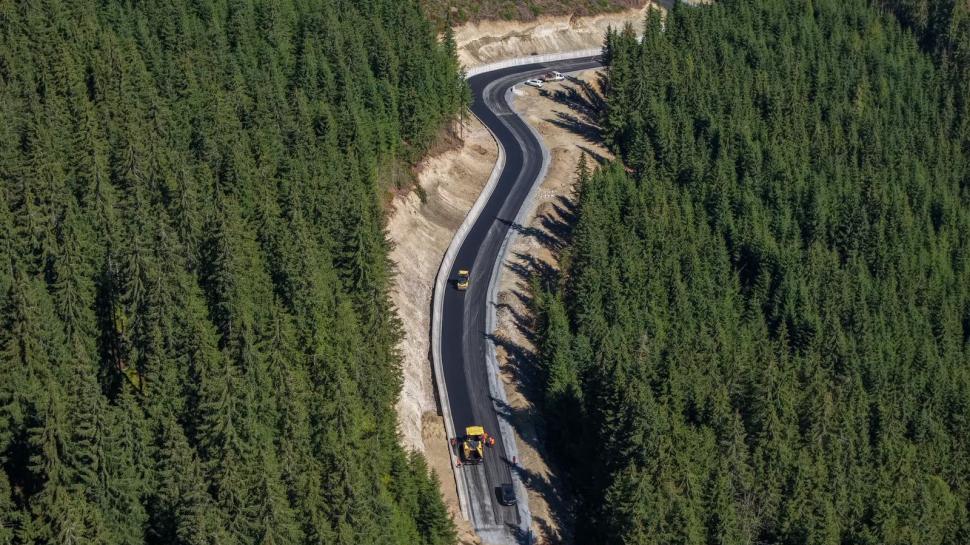Imagini spectaculoase cu drumul județean care va lega Vatra Dornei de Toplița. Șoseaua este aproape gata 1094905