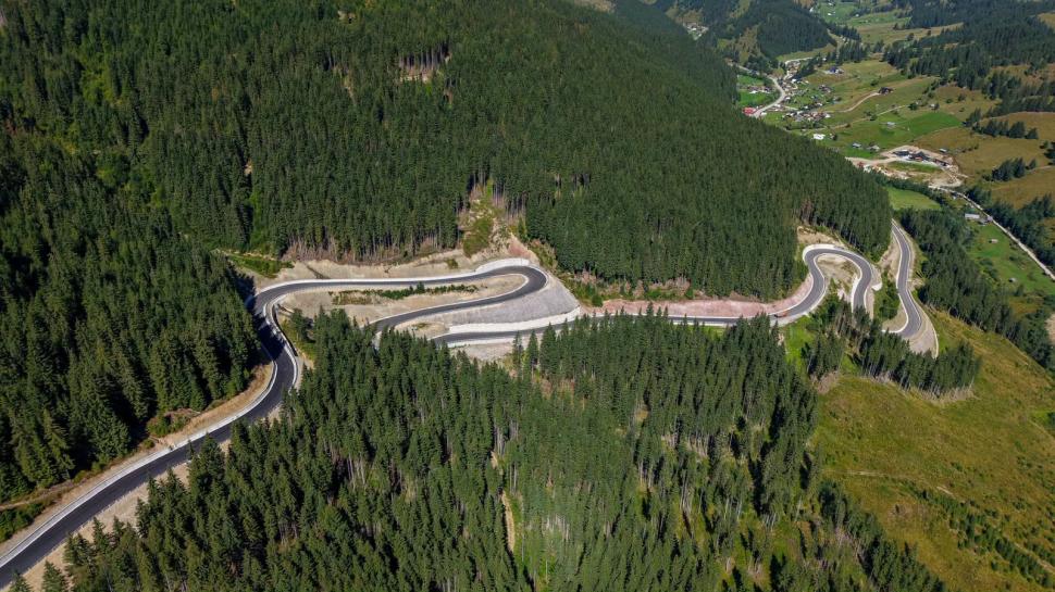 Imagini spectaculoase cu drumul județean care va lega Vatra Dornei de Toplița. Șoseaua este aproape gata 1094908