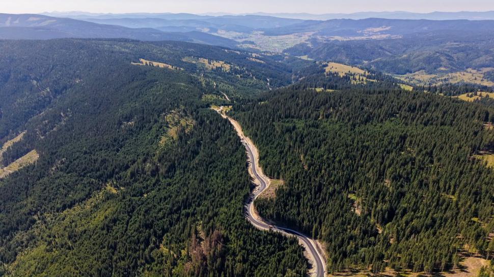 Imagini spectaculoase cu drumul județean care va lega Vatra Dornei de Toplița. Șoseaua este aproape gata 1094911