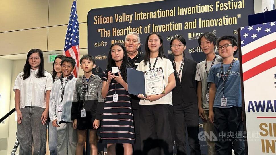 La doar 10 ani, a creat un „nas electronic” cu AI pentru scanarea bagajelor în aeroporturi și a luat marele premiu din Silicon Valley 1094884