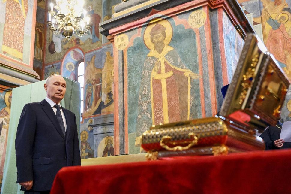 Putin a ordonat dezgroparea moaștelor unui cneaz ca să le trimită pe frontul din Ucraina. S-a dus să le și vadă: „Sunt miraculoase” 1094929