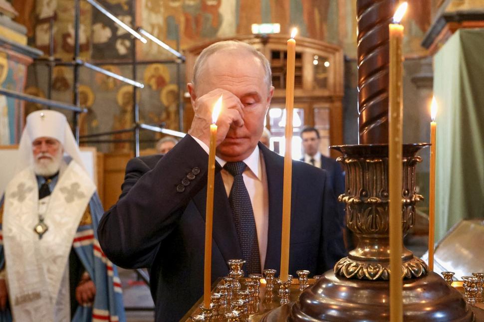 Putin a ordonat dezgroparea moaștelor unui cneaz ca să le trimită pe frontul din Ucraina. S-a dus să le și vadă: „Sunt miraculoase” 1094930