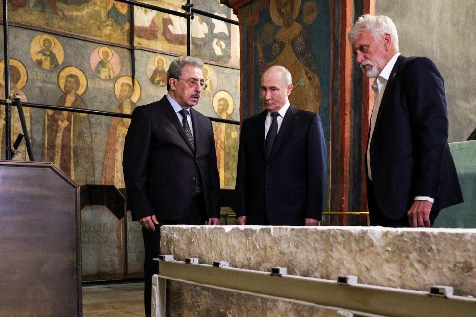 Putin a ordonat dezgroparea moaștelor unui cneaz ca să le trimită pe frontul din Ucraina. S-a dus să le și vadă: „Sunt miraculoase” 1094931