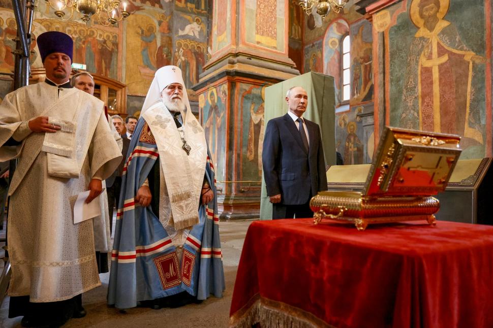 Putin a ordonat dezgroparea moaștelor unui cneaz ca să le trimită pe frontul din Ucraina. S-a dus să le și vadă: „Sunt miraculoase” 1094932