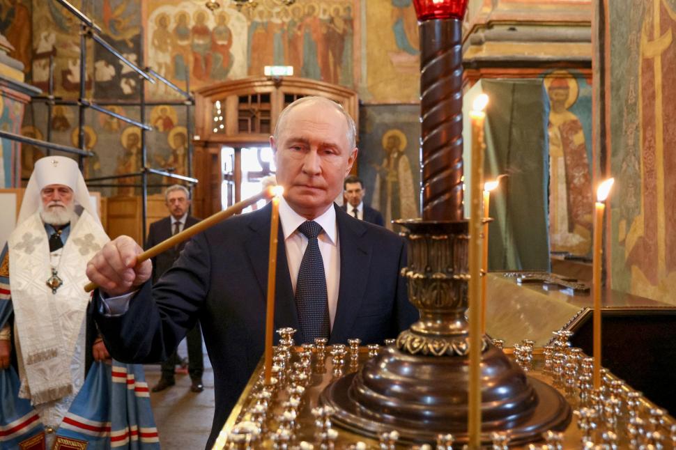 Putin a ordonat dezgroparea moaștelor unui cneaz ca să le trimită pe frontul din Ucraina. S-a dus să le și vadă: „Sunt miraculoase” 1094933