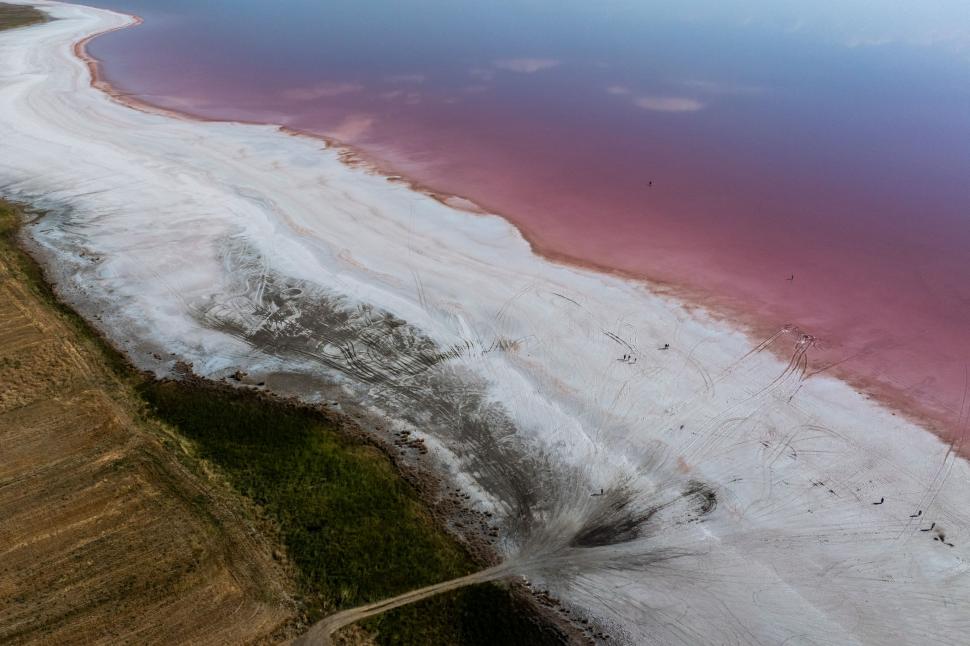 Lacul de sare unic în lume, care pare SF, s-a făcut roz: E într-o țară vizitată de mulți români, dar puțini îl știu. Cum arată Tuz acum 1095159