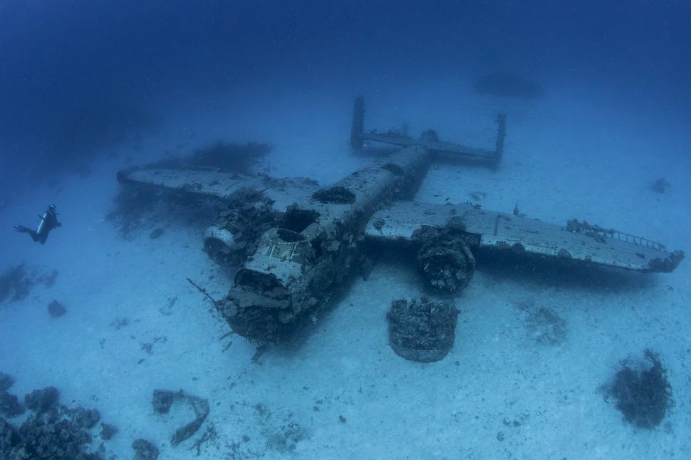 150 de avioane de război zac de 80 de ani pe fundul Pacificului. Oceanul a transformat epavele în ceva inedit. Ce au găsit scafandrii 1095092