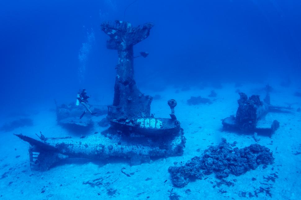150 de avioane de război zac de 80 de ani pe fundul Pacificului. Oceanul a transformat epavele în ceva inedit. Ce au găsit scafandrii 1095093