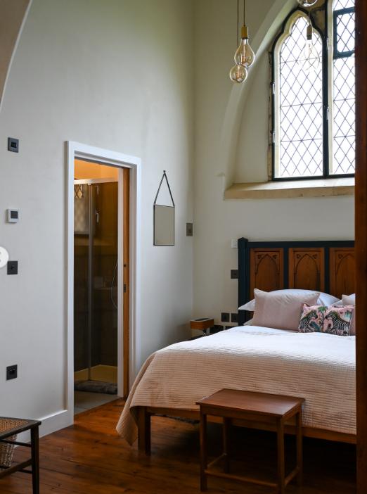 Un cuplu din Marea Britanie a cumpărat o biserică din secolul al XIX-lea şi a transformat-o în casă de vacanţă de lux 1094114