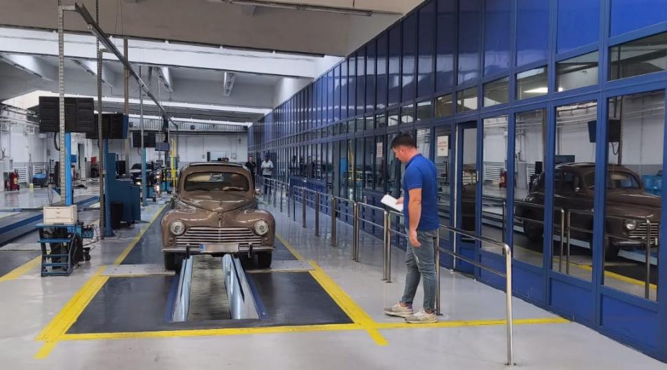 Imagini cu un Peugeot 203 din 1958, care s-a prezentat la RAR Griviţa. "Sunt mai puțin de 5 astfel de exemplare în România" 1095642