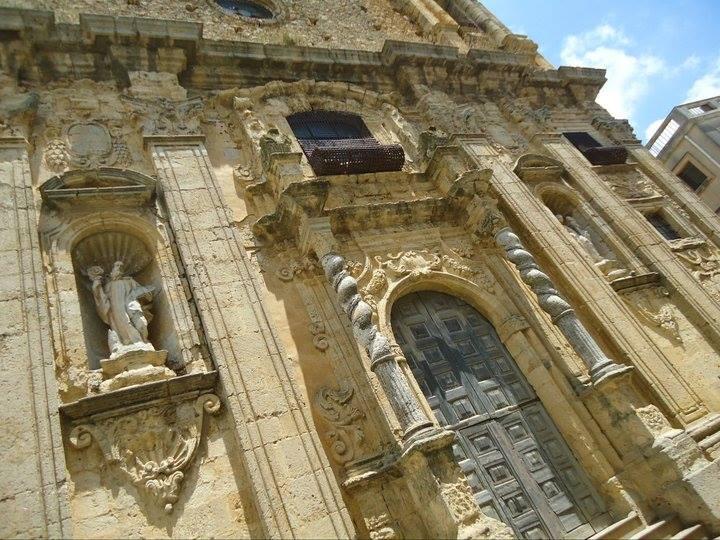 Vrei o casă într-un oraș medieval din Sicilia? Costă doar 1 euro, în Naro. Ce se ascunde, însă, în spatele prețului 1095737