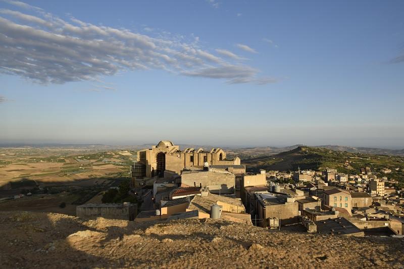 Vrei o casă într-un oraș medieval din Sicilia? Costă doar 1 euro, în Naro. Ce se ascunde, însă, în spatele prețului 1095738