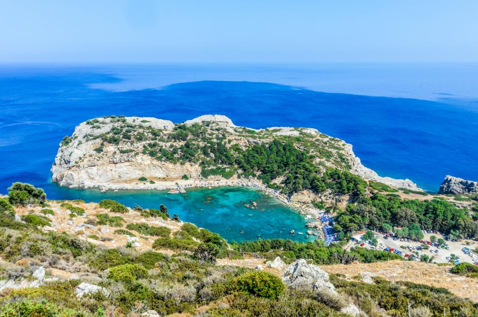 Celebra plajă Anthony Quinn din Grecia este subiect de scandal. Localnicii au îndepărtat șezlongurile și umbrelele pentru turiști 1096057
