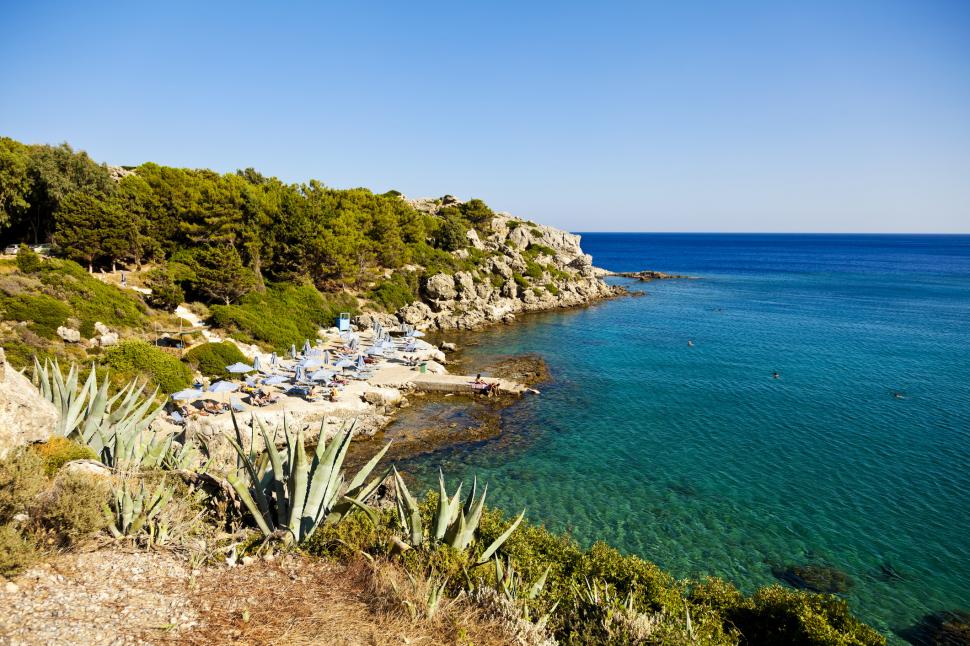 Celebra plajă Anthony Quinn din Grecia este subiect de scandal. Localnicii au îndepărtat șezlongurile și umbrelele pentru turiști 1096058