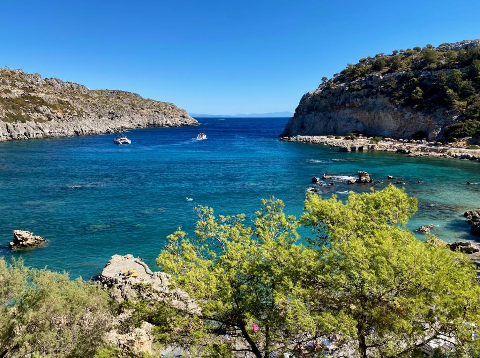 Celebra plajă Anthony Quinn din Grecia este subiect de scandal. Localnicii au îndepărtat șezlongurile și umbrelele pentru turiști 1096059