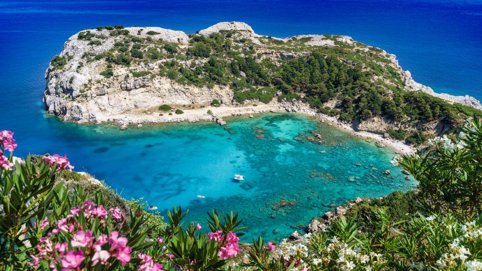 Celebra plajă Anthony Quinn din Grecia este subiect de scandal. Localnicii au îndepărtat șezlongurile și umbrelele pentru turiști 1096060