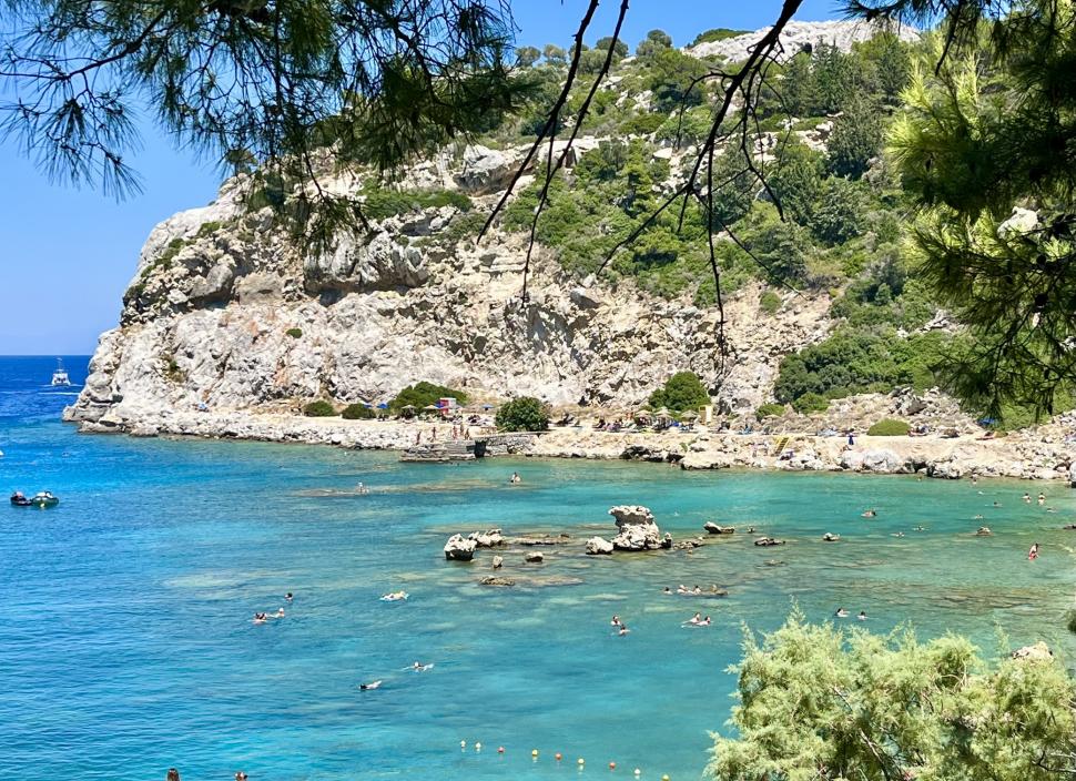 Celebra plajă Anthony Quinn din Grecia este subiect de scandal. Localnicii au îndepărtat șezlongurile și umbrelele pentru turiști 1096061