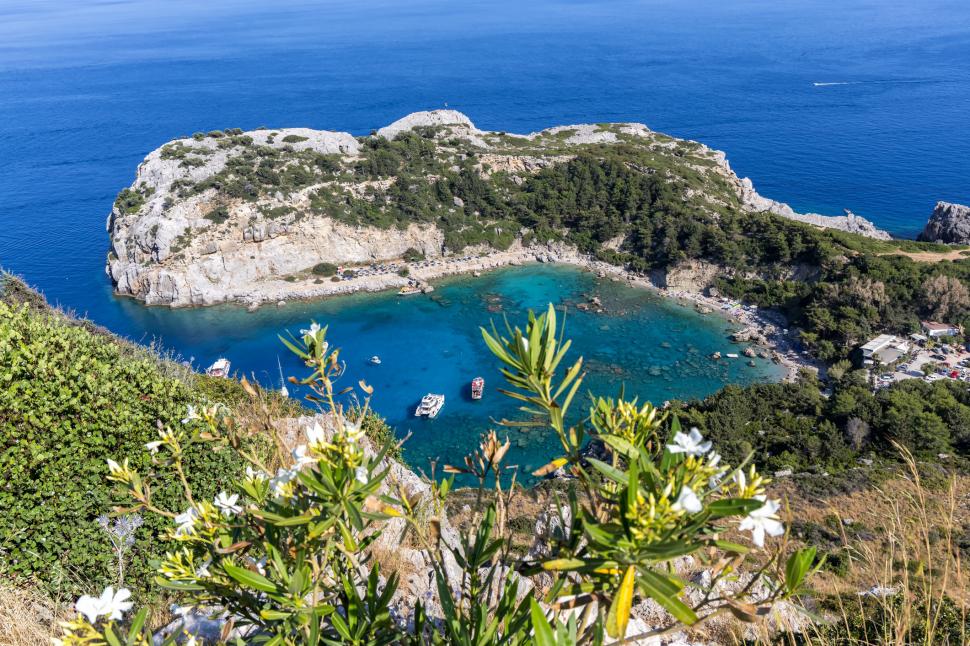 Celebra plajă Anthony Quinn din Grecia este subiect de scandal. Localnicii au îndepărtat șezlongurile și umbrelele pentru turiști 1096062