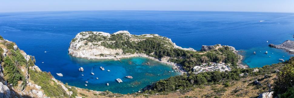 Celebra plajă Anthony Quinn din Grecia este subiect de scandal. Localnicii au îndepărtat șezlongurile și umbrelele pentru turiști 1096063