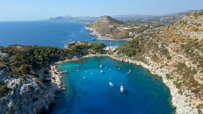 Celebra plajă Anthony Quinn din Grecia este subiect de scandal. Localnicii au îndepărtat șezlongurile și umbrelele pentru turiști 1096064