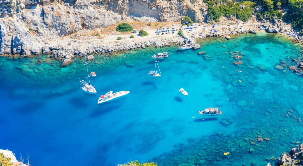 Celebra plajă Anthony Quinn din Grecia este subiect de scandal. Localnicii au îndepărtat șezlongurile și umbrelele pentru turiști 1096065
