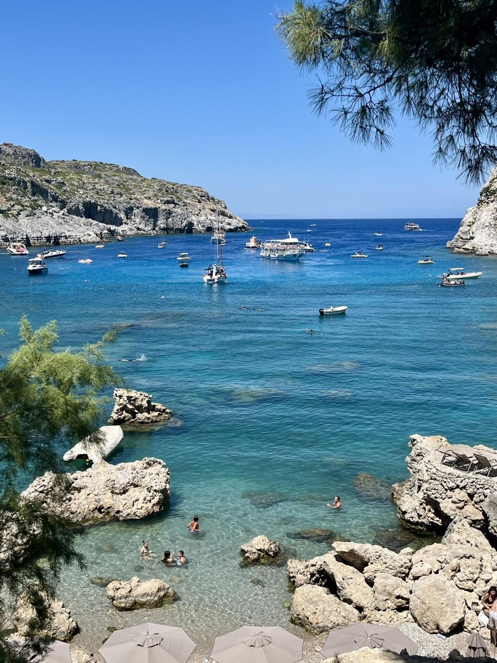 Celebra plajă Anthony Quinn din Grecia este subiect de scandal. Localnicii au îndepărtat șezlongurile și umbrelele pentru turiști 1096066