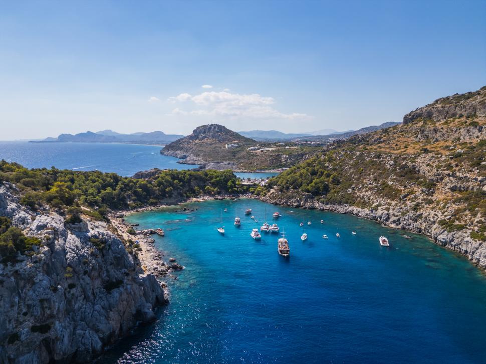 Celebra plajă Anthony Quinn din Grecia este subiect de scandal. Localnicii au îndepărtat șezlongurile și umbrelele pentru turiști 1096068