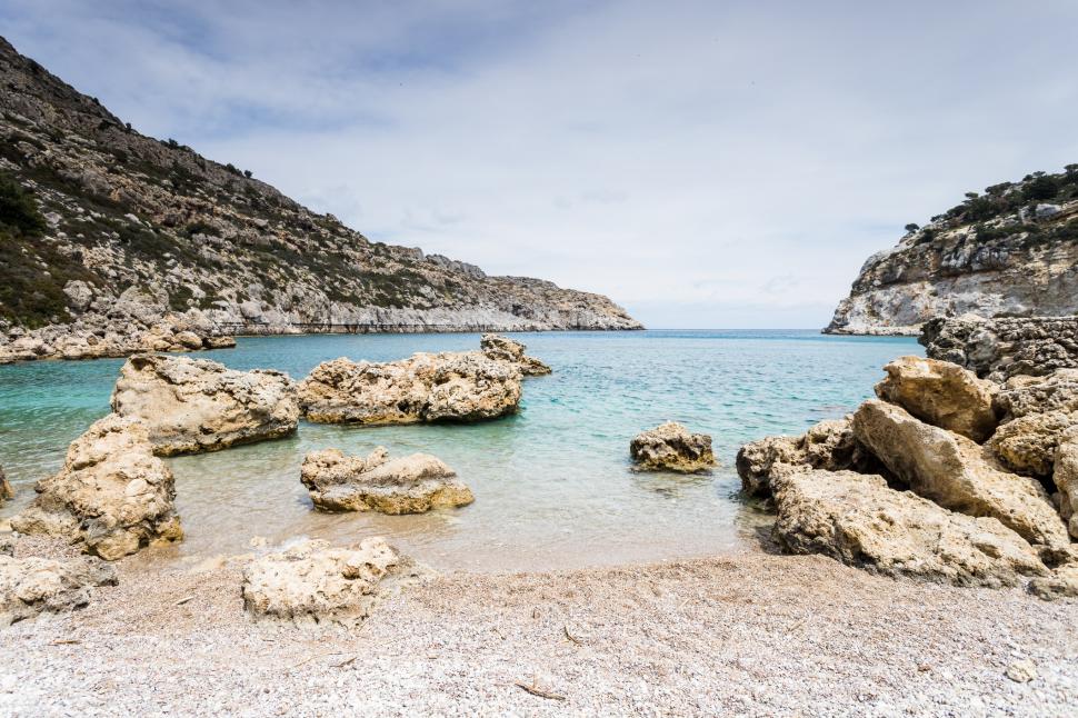 Celebra plajă Anthony Quinn din Grecia este subiect de scandal. Localnicii au îndepărtat șezlongurile și umbrelele pentru turiști 1096069