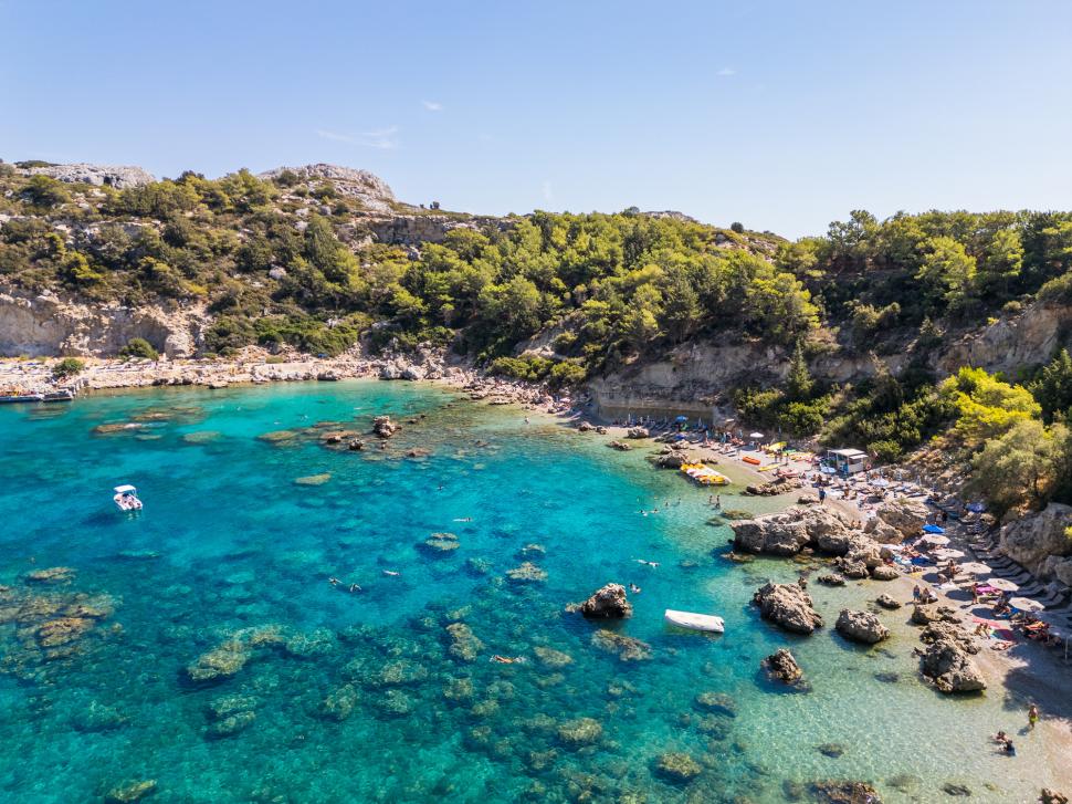 Celebra plajă Anthony Quinn din Grecia este subiect de scandal. Localnicii au îndepărtat șezlongurile și umbrelele pentru turiști 1096070