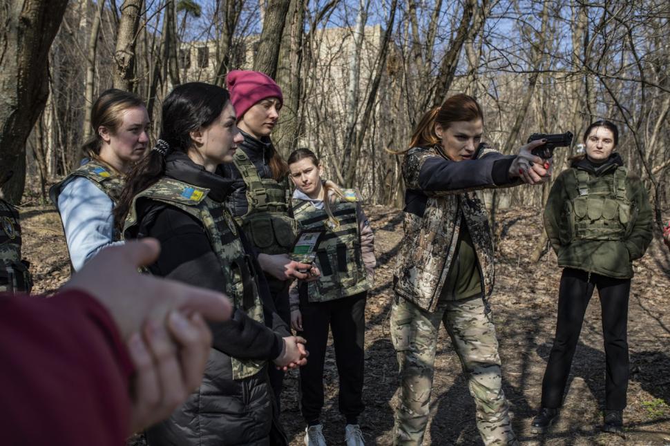 „Valkiriile” ucrainene. Femeile din Ucraina se mobilizează pentru lupta pe front, în război. Kellog: Luptă la fel de bine ca bărbații 1095909